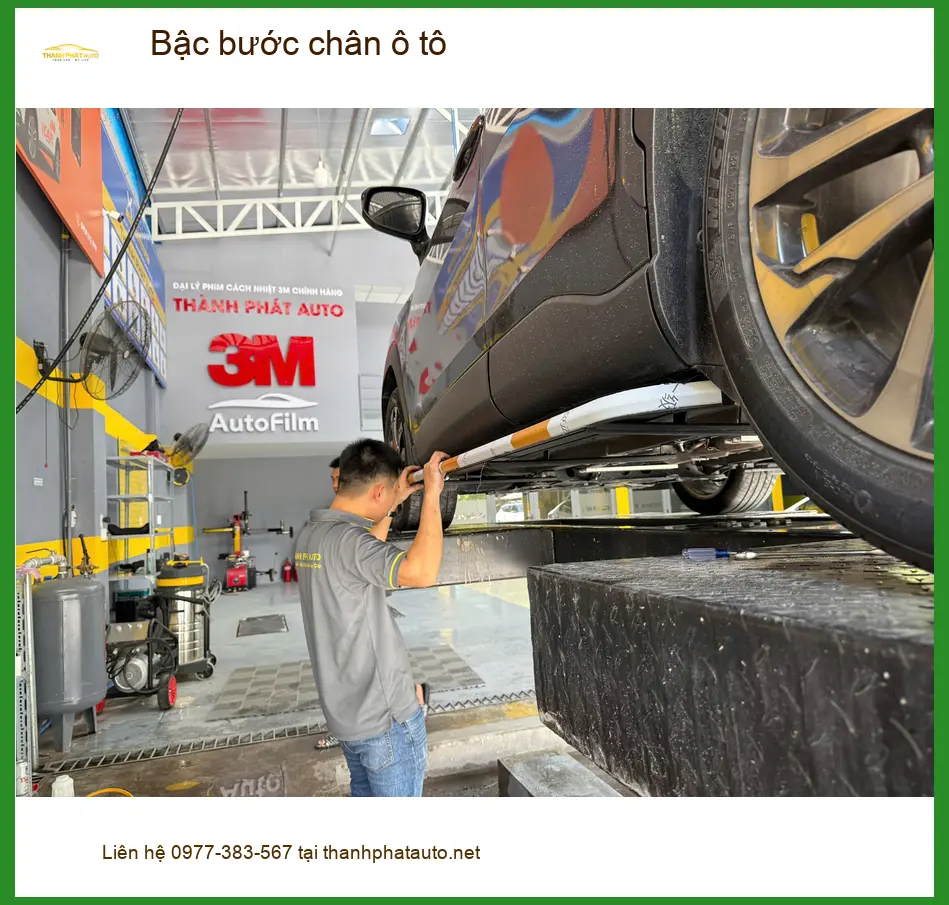 Anh Tùng lắp bậc bước chân xe Outlander tại Quận 7, giúp gia đình tiện lợi ảnh thực tế 4