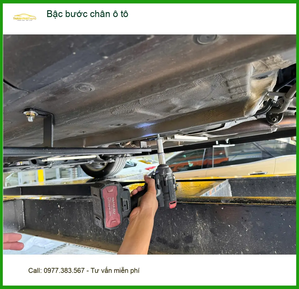 Anh Quang Huy lắp bậc bước chân ô tô cho Hyundai Accent ở Quận 4 để vợ con lên xuống xe dễ dàng hơn