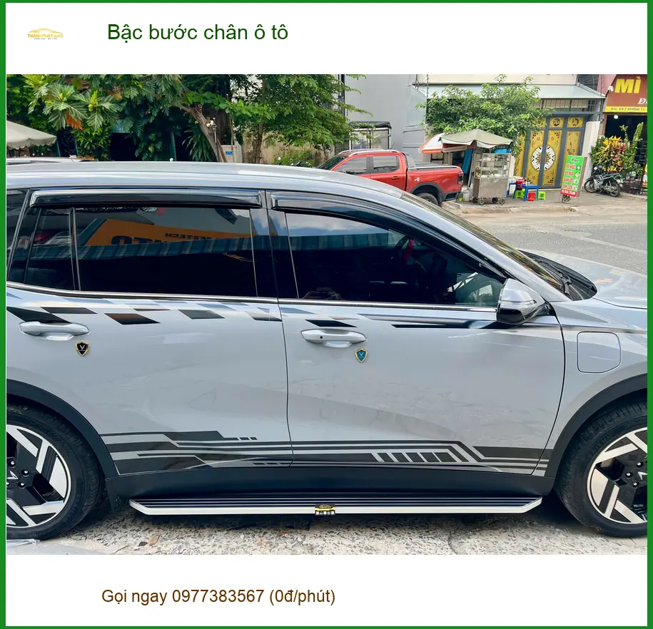 Anh Phi Long lắp bậc bước chân cho xe Mitsubishi Xpander ở Gò Vấp