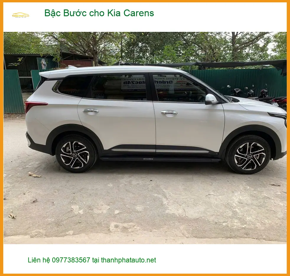 Chị Thảo lắp Bậc Bước cho Kia Carens ở Quận 1 để gia đình lên xuống xe an toàn hơn