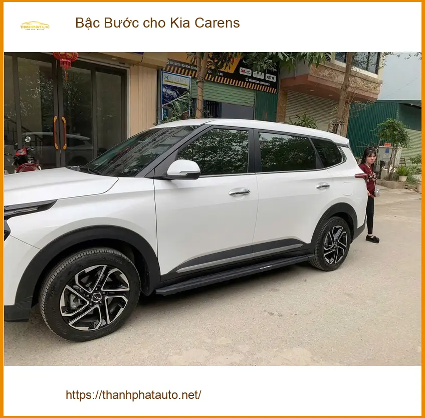 Chị Thảo lắp Bậc Bước cho Kia Carens ở Quận 1 để gia đình lên xuống xe an toàn hơn ảnh thực tế 2