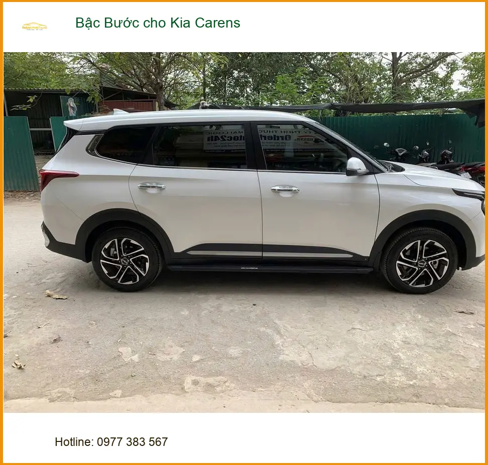 Chú Minh lắp bậc bước cho Kia Carens tại Quận Phú Nhuận để tiện lên xuống xe