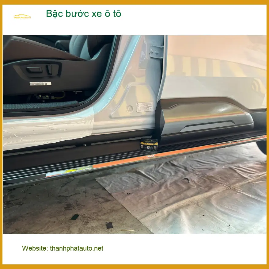 Chú Minh lắp bậc bước xe ô tô Ford Everest tại Quận Thủ Đức ảnh thực tế 2