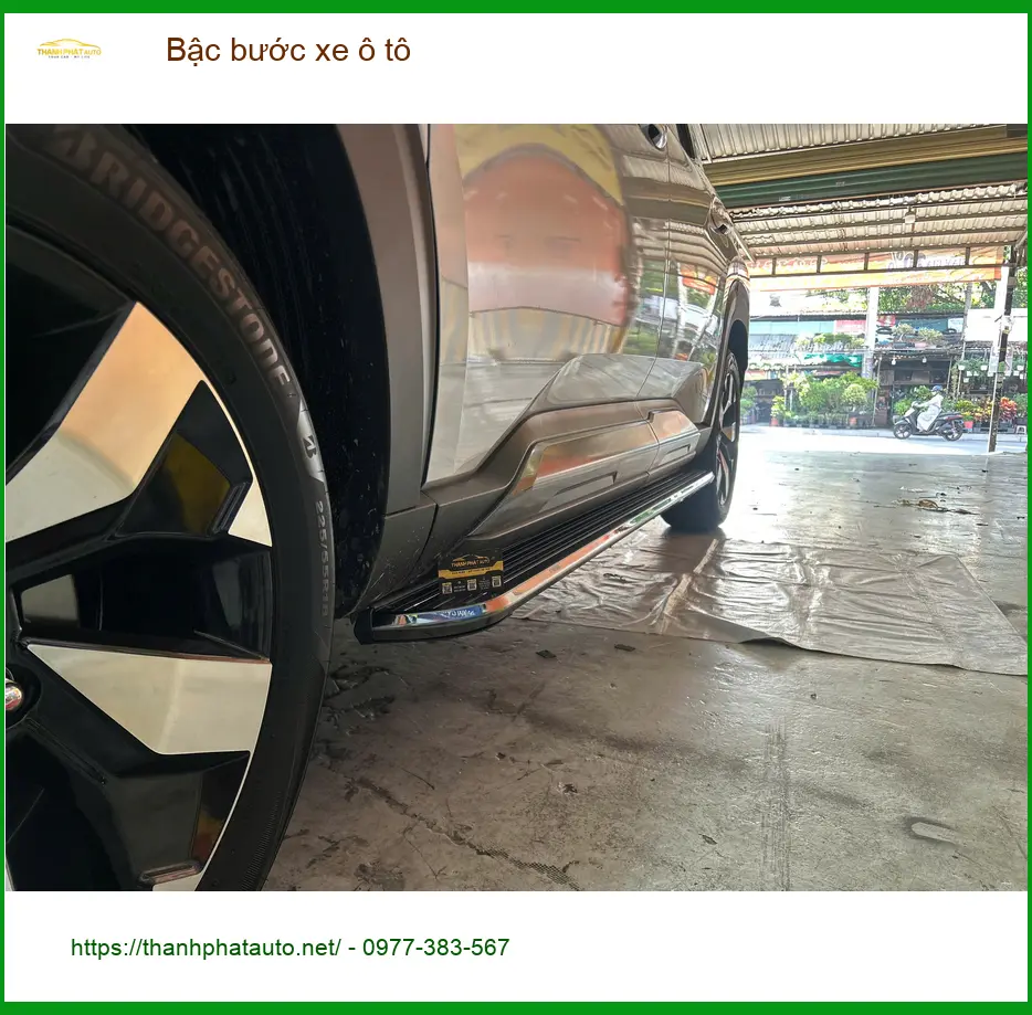 Chị Thanh lắp bậc bước xe ô tô Hyundai Santa Fe ở Quận 9 để dễ lên xuống