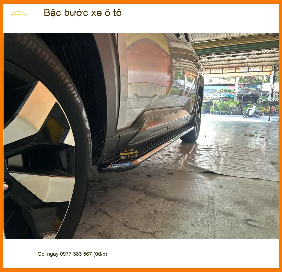 Chị Mai lắp bậc bước xe Kia Sorento cho con nhỏ dễ dàng lên xuống tại Quận 12