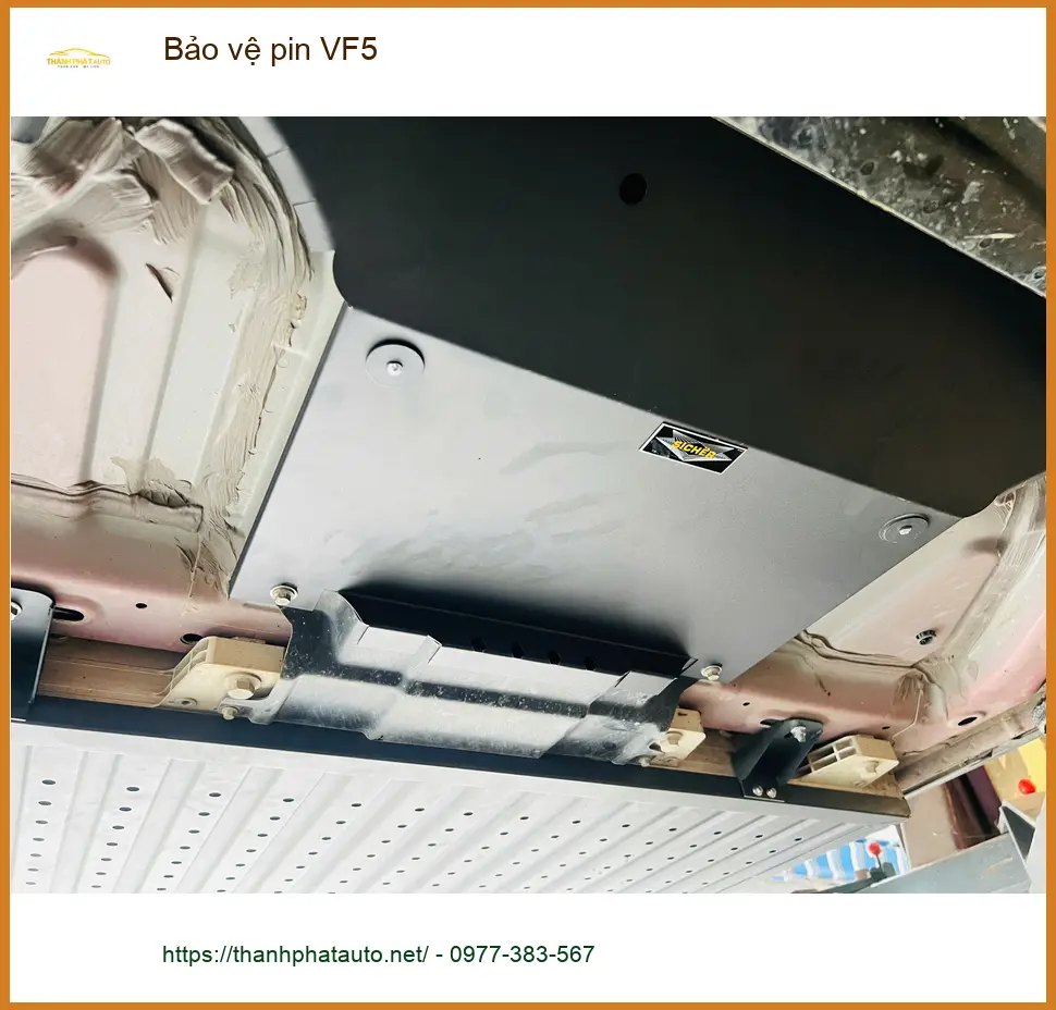 Anh Hoàng Long lắp bảo vệ pin VinFast VF5 uy tín ở Quận Tân Bình ảnh thực tế 2