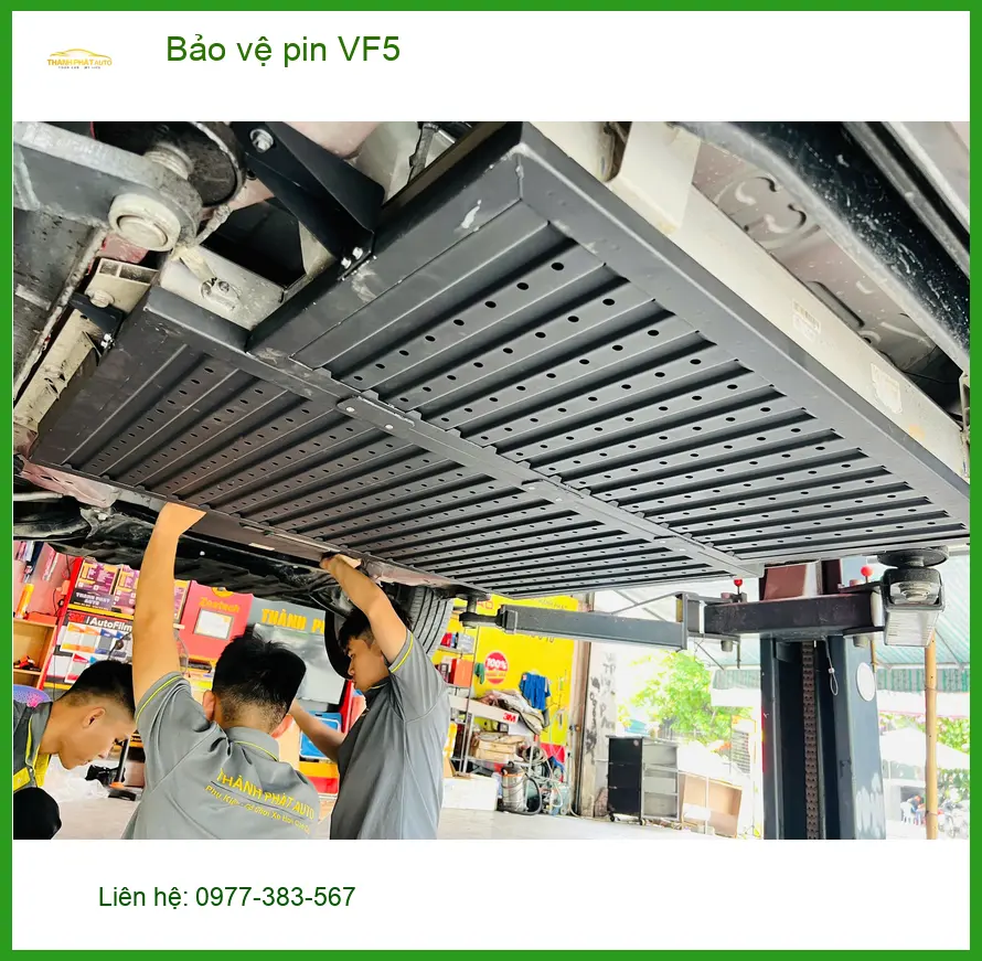 Anh Hoàng Long lắp bảo vệ pin VinFast VF5 uy tín ở Quận Tân Bình ảnh thực tế 3