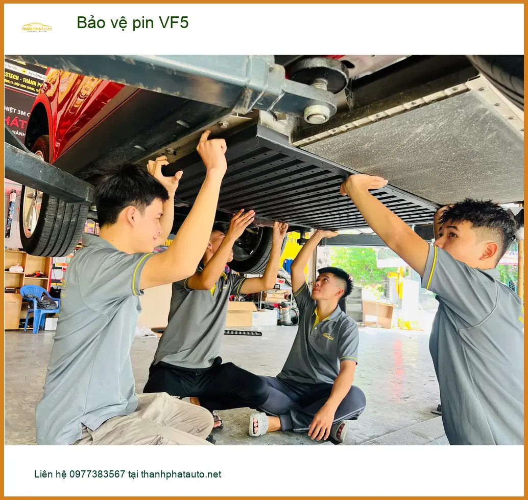 Anh Hoàng Long lắp bảo vệ pin VinFast VF5 uy tín ở Quận Tân Bình ảnh thực tế 4