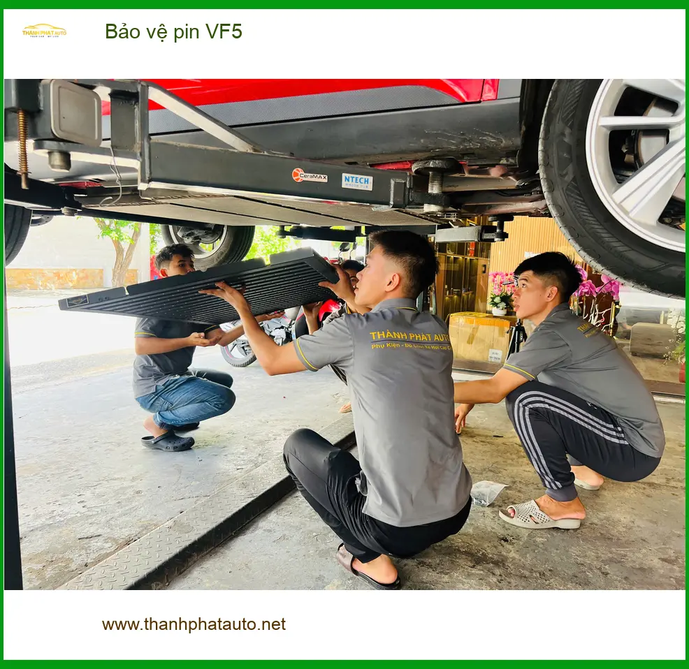 Chị Mai Phương Bảo vệ pin cho VF5 tại Quận 4 trước kỳ nghỉ lễ dài