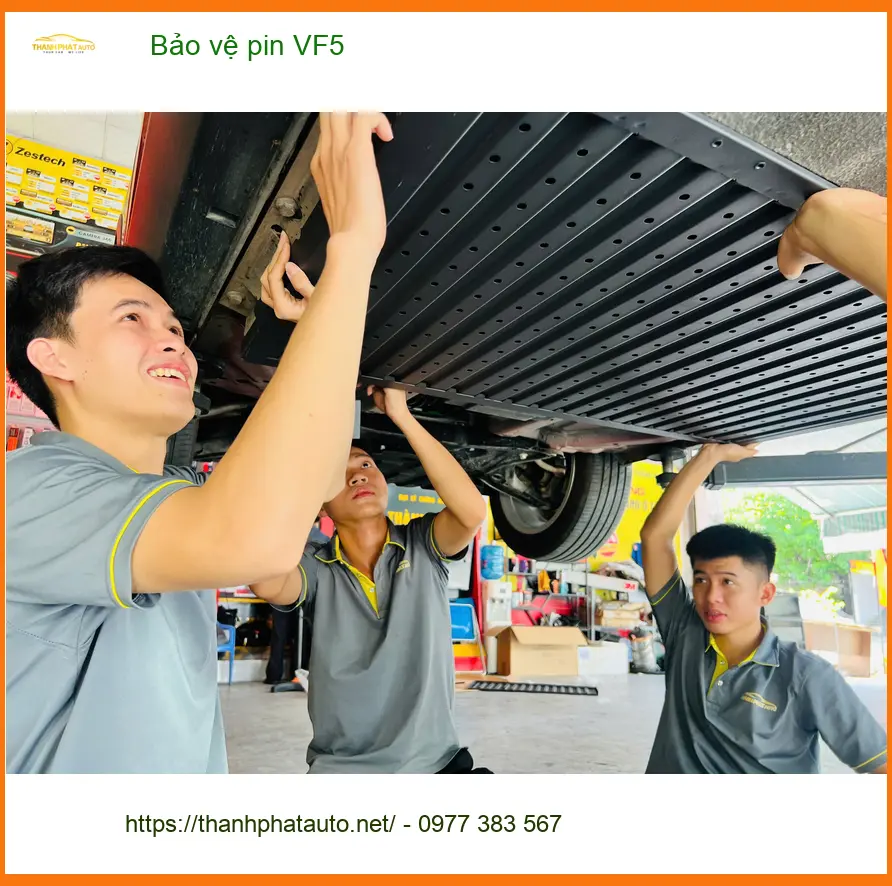 Chị Mai Phương Bảo vệ pin cho VF5 tại Quận 4 trước kỳ nghỉ lễ dài ảnh thực tế 2