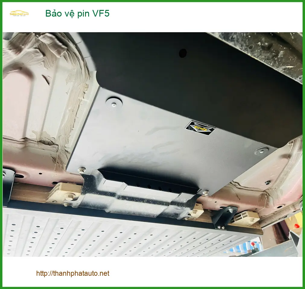 Chị Mai Phương Bảo vệ pin cho VF5 tại Quận 4 trước kỳ nghỉ lễ dài ảnh thực tế 3