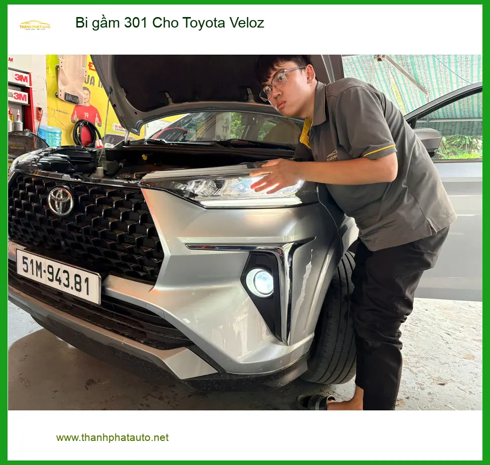 Chú Quang độ bi gầm 301 cho Toyota Veloz Gò Vấp để an tâm đi đường mưa.