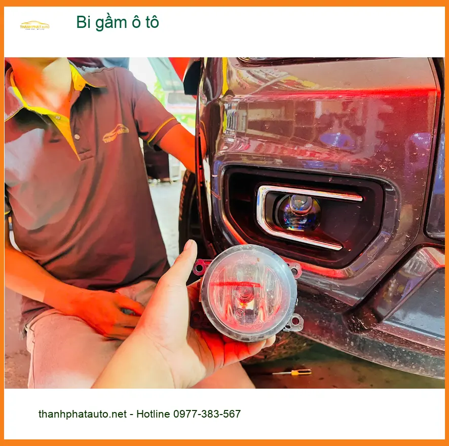 Chị Phúc An độ bi gầm ô tô cho Kia Carnival tại Quận 10 vì đèn zin không đủ sáng ảnh thực tế 5