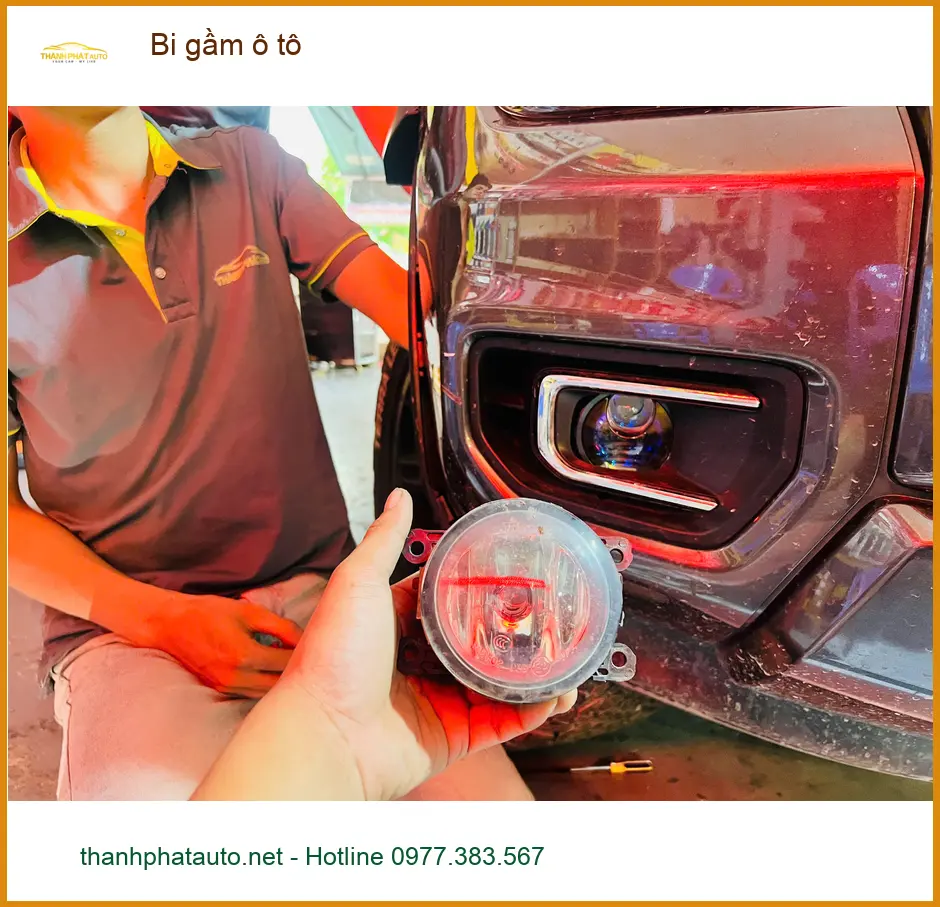 Chú Thành lắp bi gầm ô tô cho Kia K3 để cải thiện tầm nhìn đêm tại Cần Giờ.