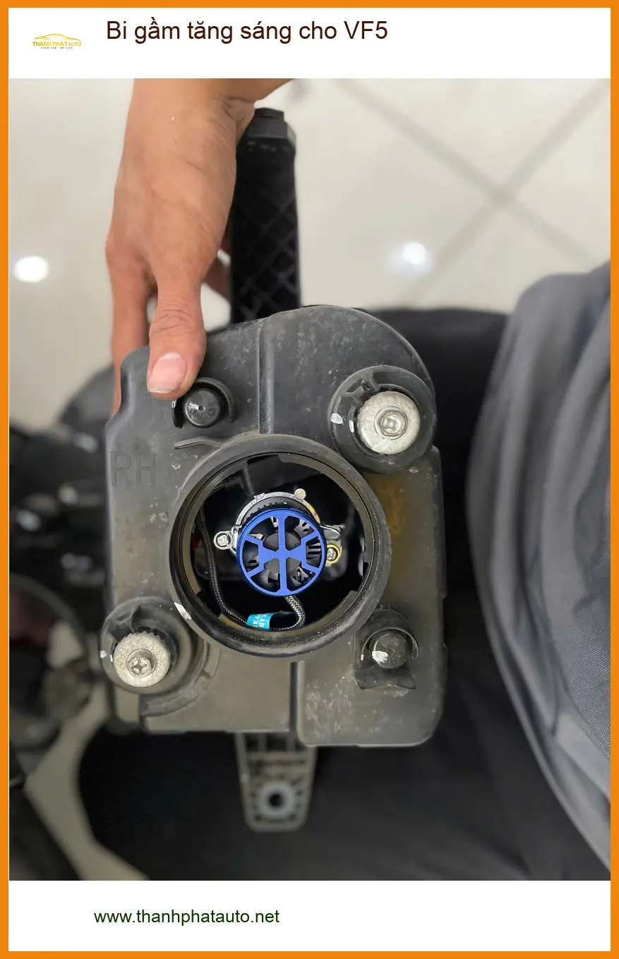 Chị Thu độ bi gầm tăng sáng cho VF5 tại Thủ Đức vì đèn zin quá yếu khi đi đêm ảnh thực tế 3