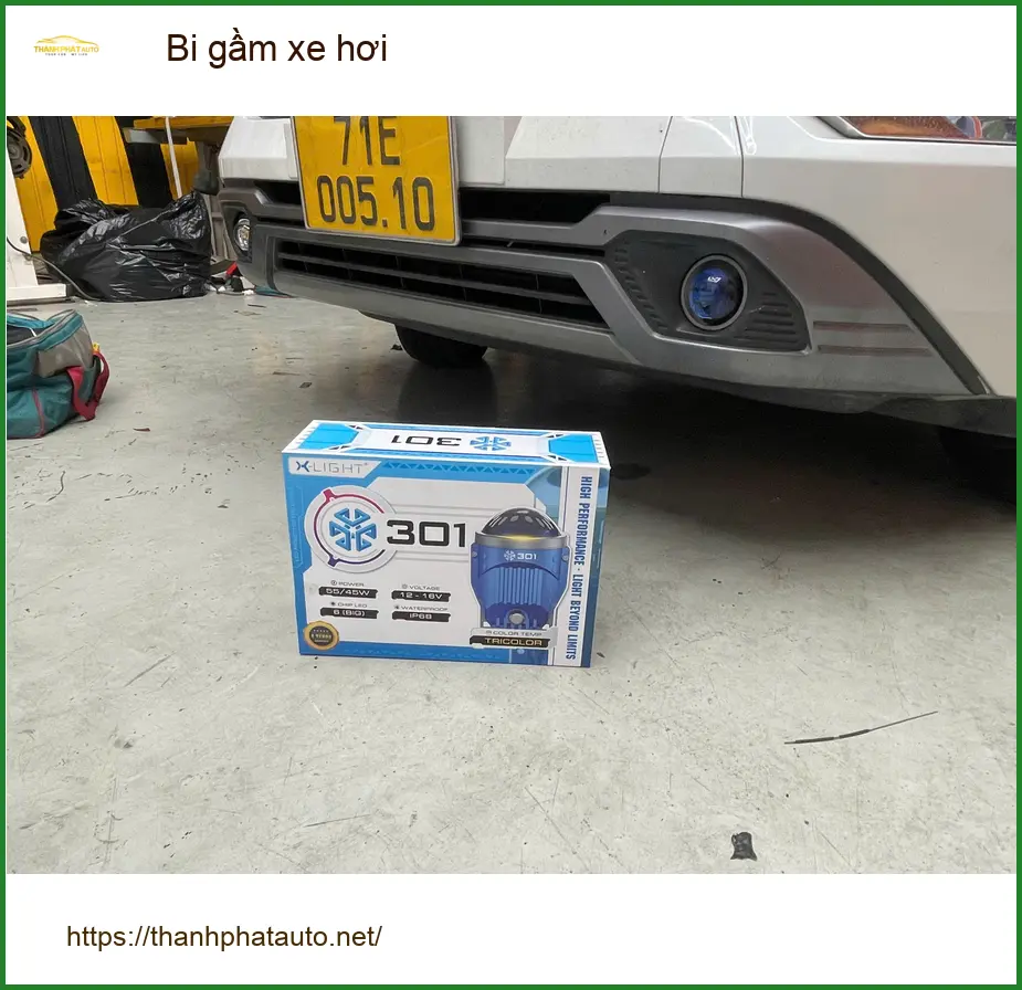 Anh Vĩnh độ bi gầm xe hơi Hyundai Santa Fe tại Quận Thủ Đức vì đèn zin yếu khi mưa