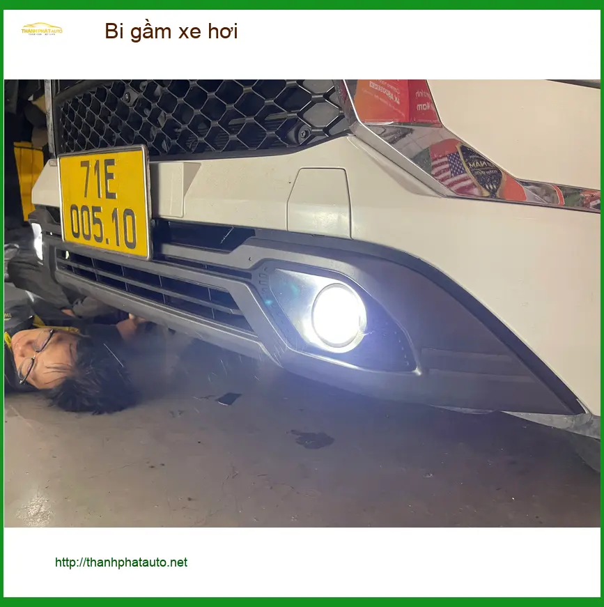 Anh Vĩnh độ bi gầm xe hơi Hyundai Santa Fe tại Quận Thủ Đức vì đèn zin yếu khi mưa ảnh thực tế 4