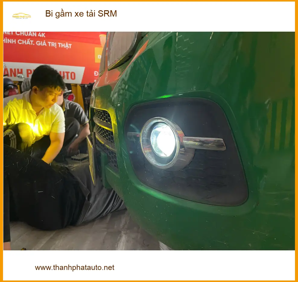 Anh Tuấn Kiệt lắp Bi gầm xe tải SRM tại Cần Giờ vì đèn zin yếu khi chở hàng đêm