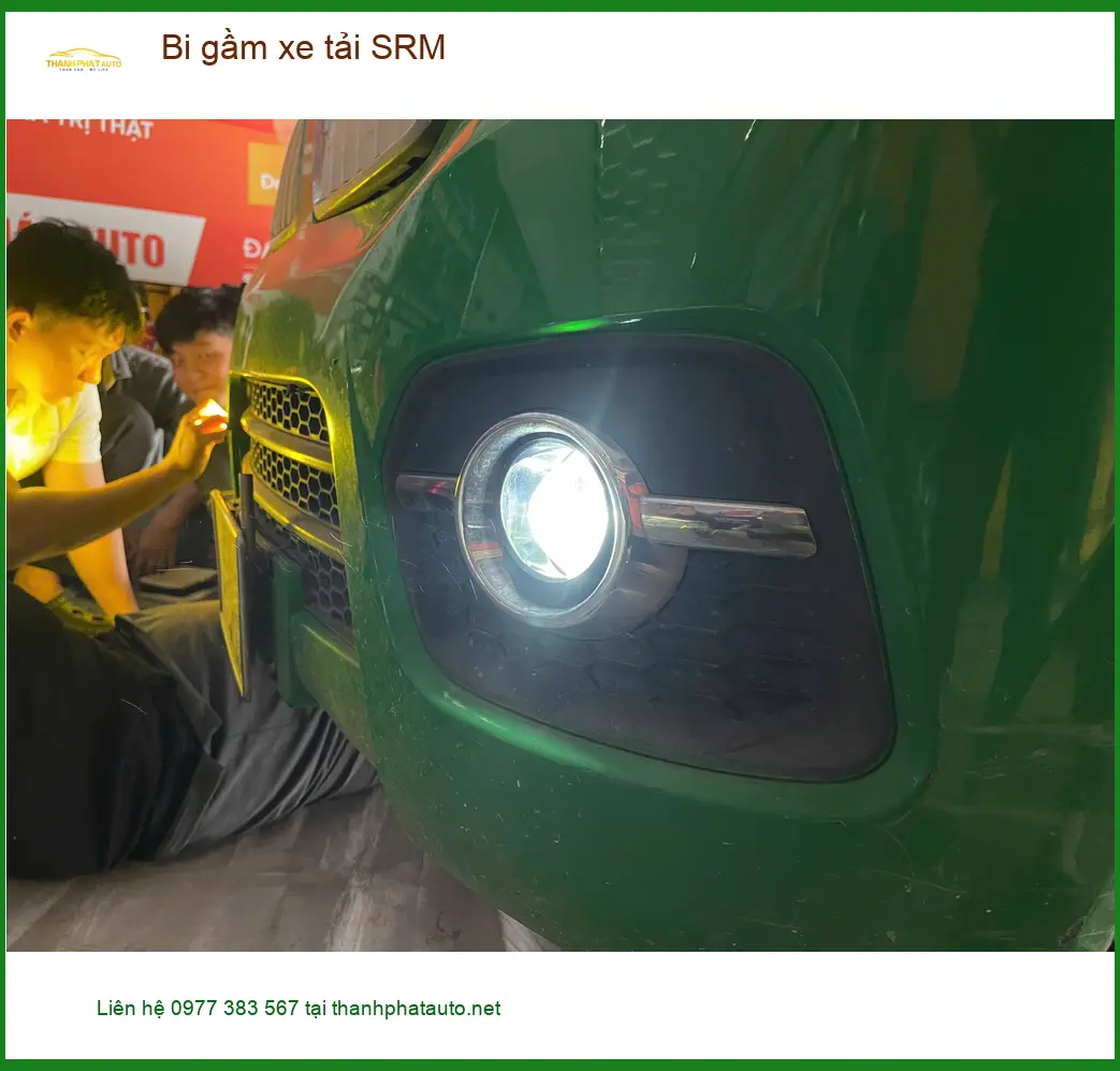 Chú Lân độ bi gầm cho xe tải SRM để cải thiện tầm nhìn khi lái xe đêm tại Quận 1