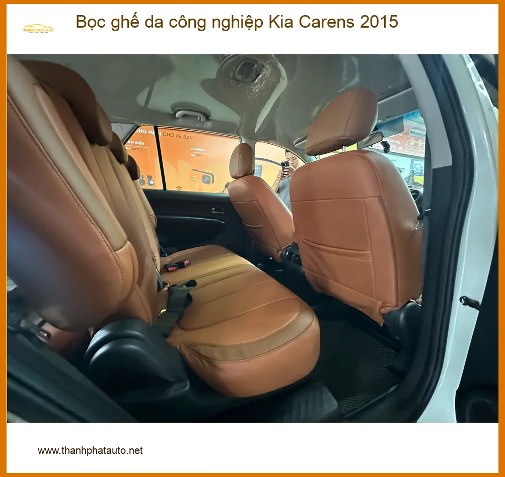 Chú Minh bọc ghế da công nghiệp Kia Carens 2015 tại Bình Chánh
