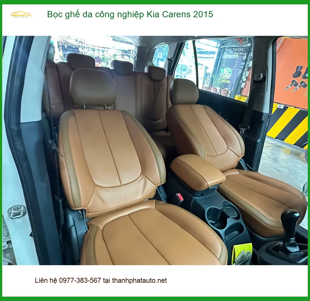 Chị Thảo bọc ghế da công nghiệp Kia Carens 2015 Quận 7 để nội thất xe luôn sạch đẹp. ảnh thực tế 3