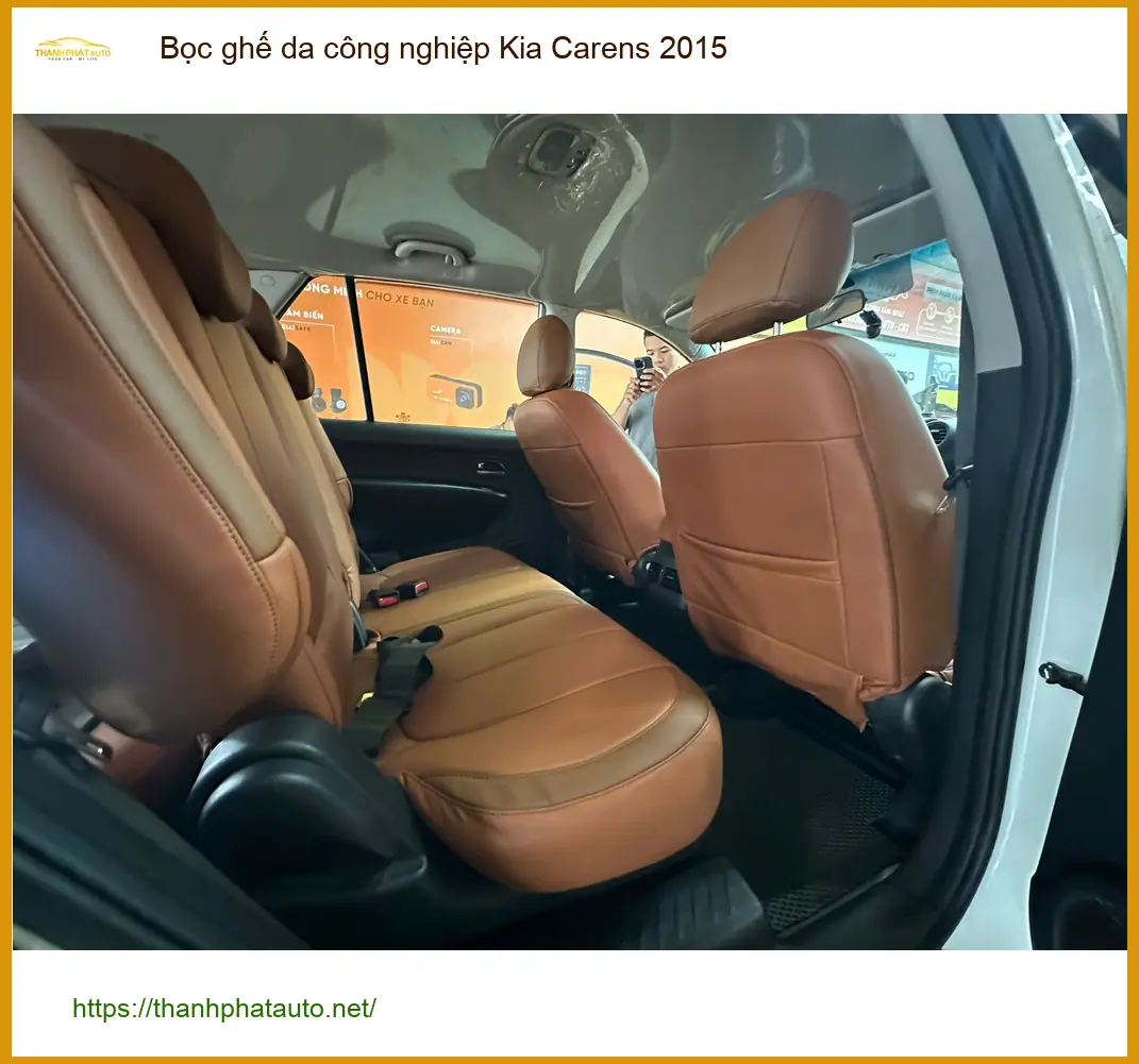 Chị Lan Anh bọc ghế da công nghiệp Kia Carens 2015 Quận 9 vì ghế cũ đã sờn rách nhiều ảnh thực tế 2