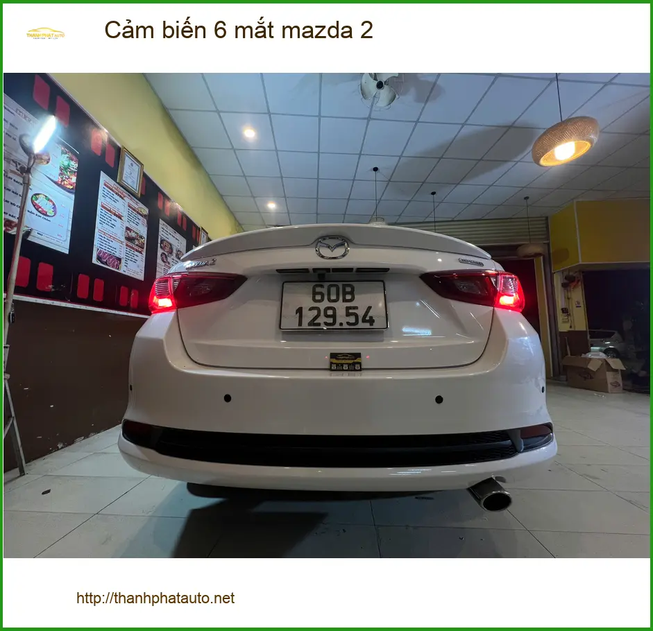 Anh Thịnh lắp cảm biến 6 mắt Mazda 2 tại Quận 6 để lùi xe an toàn hơn ảnh thực tế 3