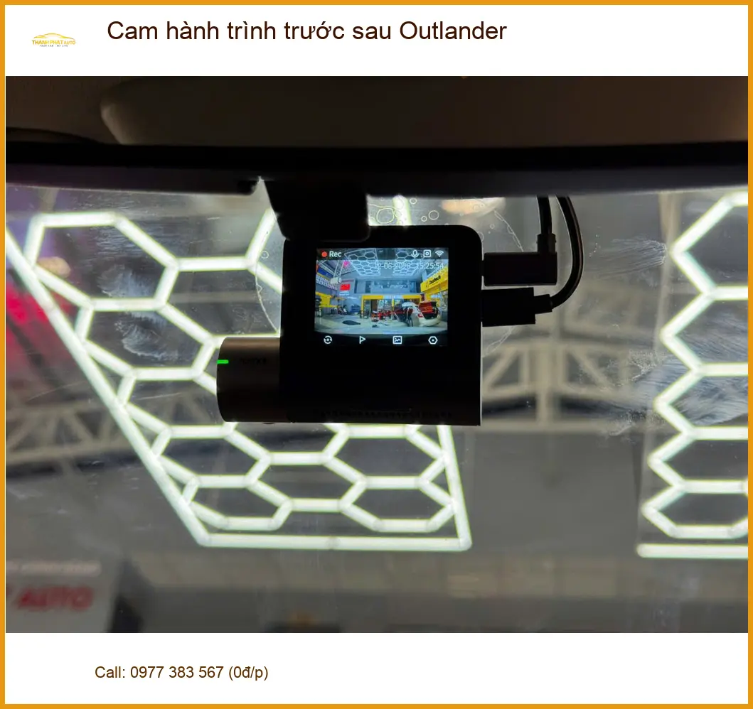Anh Khải lắp cam hành trình trước sau Outlander tại Gò Vấp để an tâm lái xe đường dài