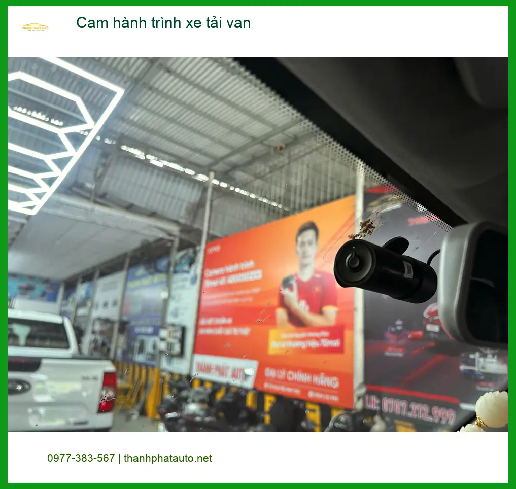 Anh Khang lắp cam hành trình cho Ford Transit Van tại Củ Chi để giám sát lộ trình hàng hóa