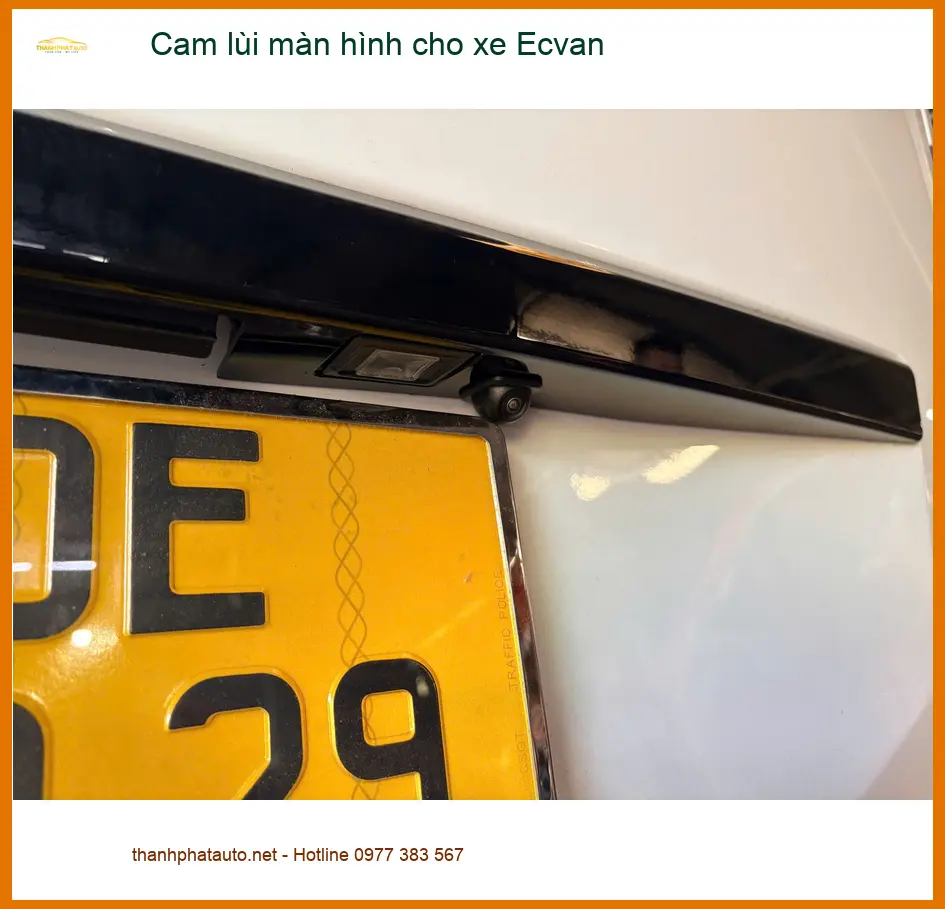 Anh Quang lắp cam lùi màn hình cho xe Ecvan tại Quận 6 giúp đậu xe dễ dàng