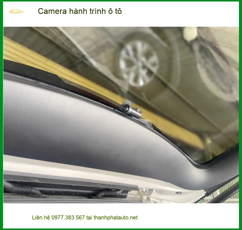 Anh Tùng lắp Camera hành trình ô tô cho VinFast Lux A2.0 tại Quận 2