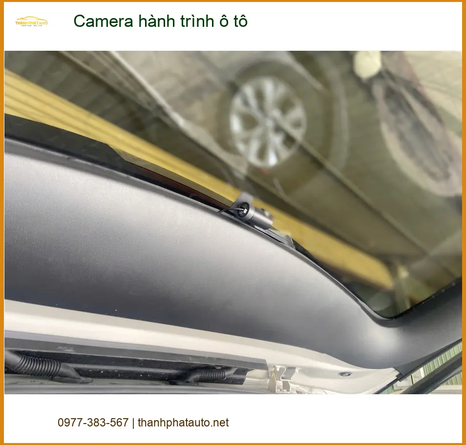 Anh Minh lắp Camera hành trình ô tô cho Hyundai SantaFe tại Quận 7 để an tâm hơn khi di chuyển ảnh thực tế 3