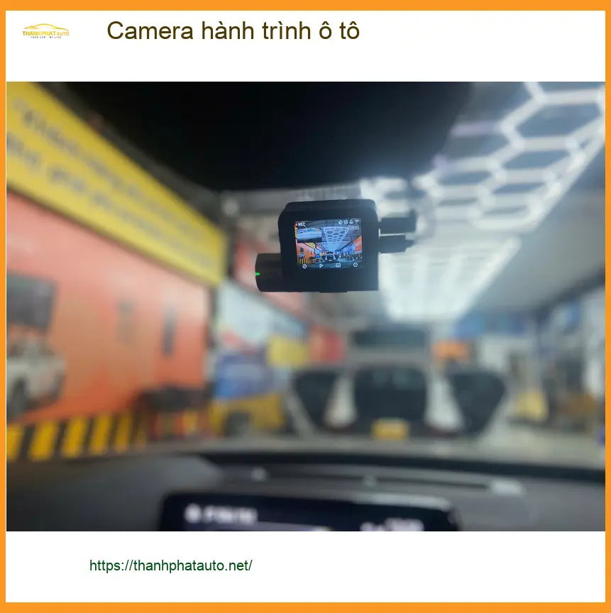 Anh Minh lắp Camera hành trình ô tô cho Hyundai SantaFe tại Quận 7 để an tâm hơn khi di chuyển ảnh thực tế 4