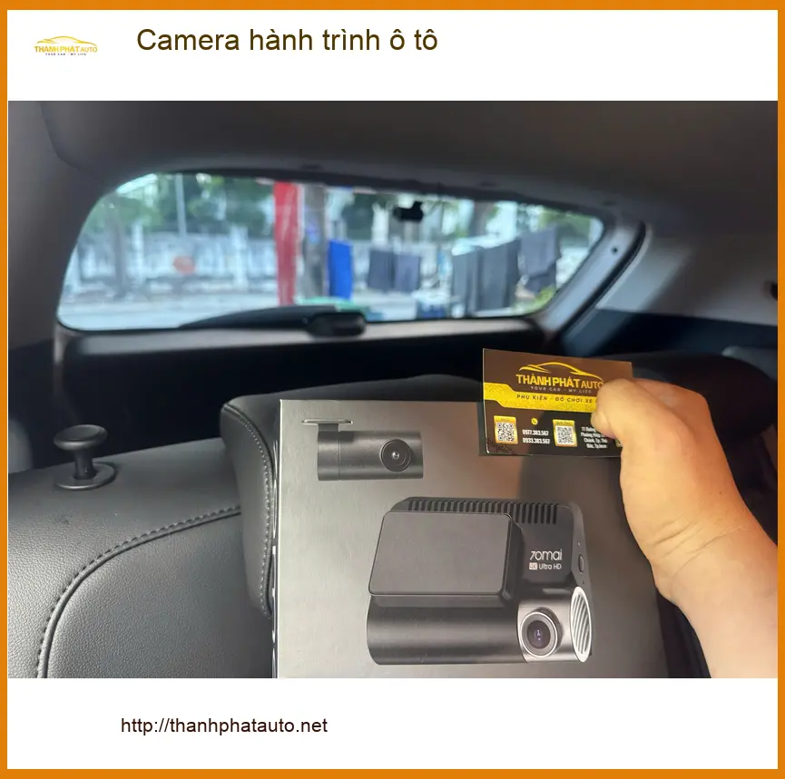 Anh Quang Dũng lắp camera hành trình ô tô Mercedes C-Class tại Quận 1 để có bằng chứng rõ ràng khi cần