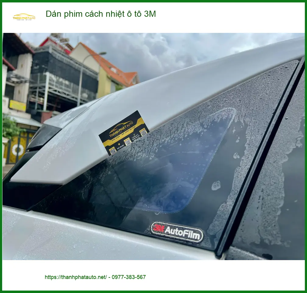 Chị Thảo dán phim cách nhiệt 3M cho Honda CRV tại Quận 12 để chống nắng gắt mùa hè