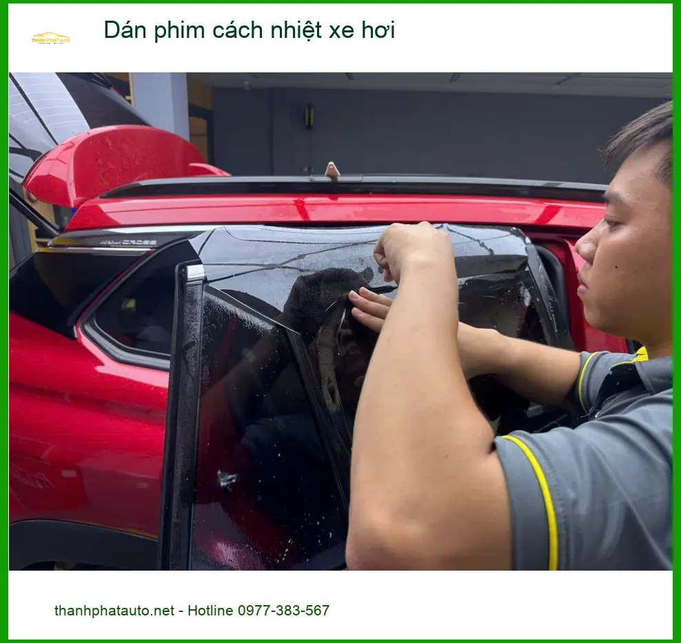 Chị Thanh dán phim cách nhiệt xe Hyundai Accent tại Quận Nhà Bè để chống nóng hiệu quả hơn