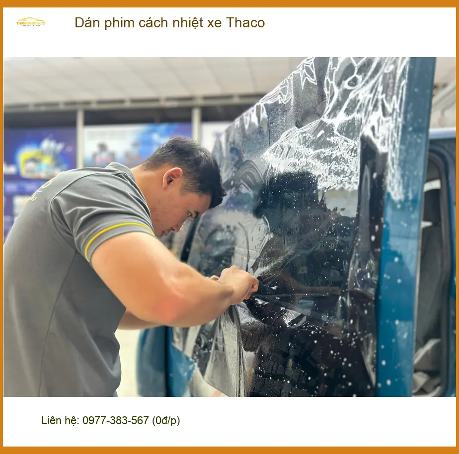 Anh Tùng dán phim cách nhiệt xe Thaco Frontier ở Quận Thủ Đức