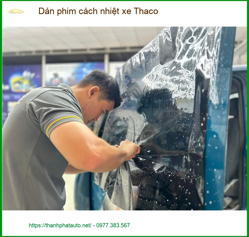 Anh Tấn dán phim cách nhiệt xe Thaco Towner 990 tại Hóc Môn chuẩn bị mùa hè nóng bức