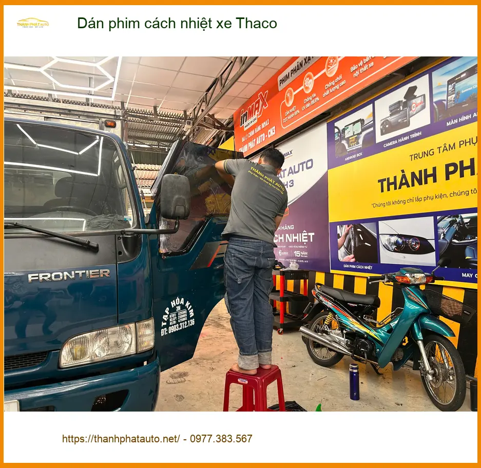 Anh Cường dán phim cách nhiệt xe Thaco Towner tại Quận 2 trước nắng nóng