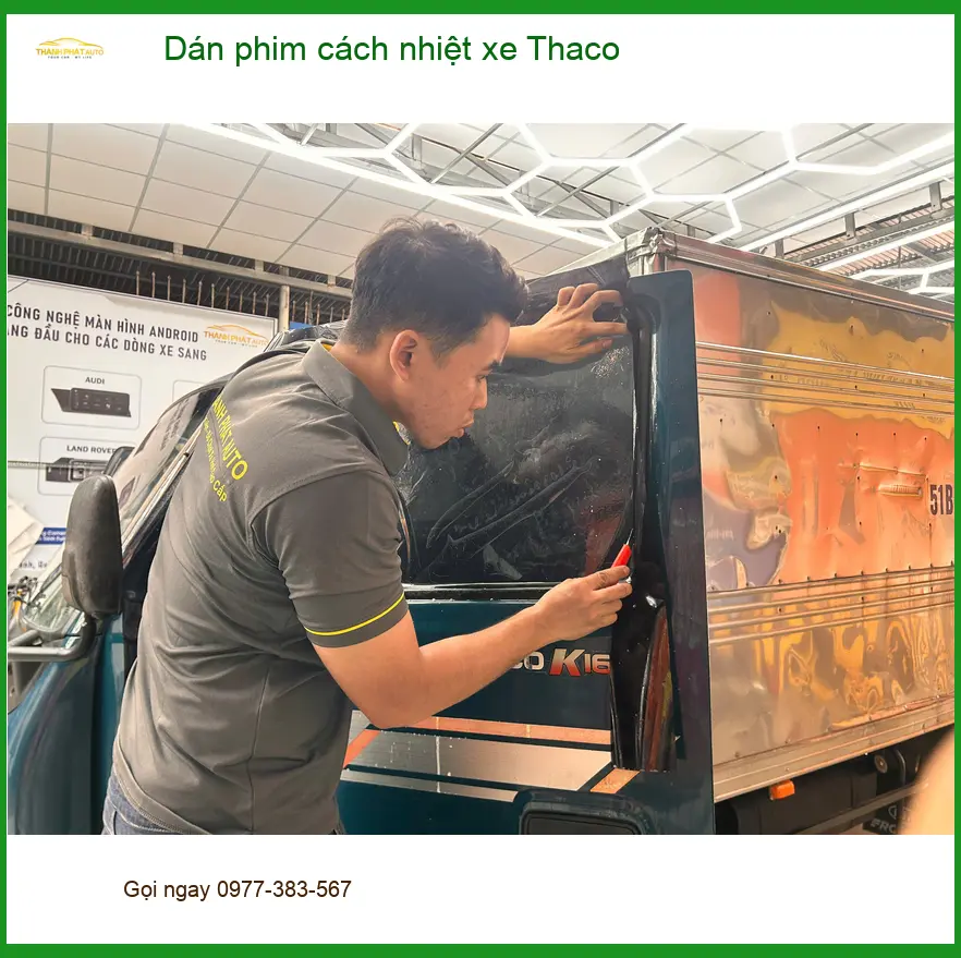 Anh Cường dán phim cách nhiệt xe Thaco Towner tại Quận 2 trước nắng nóng ảnh thực tế 2