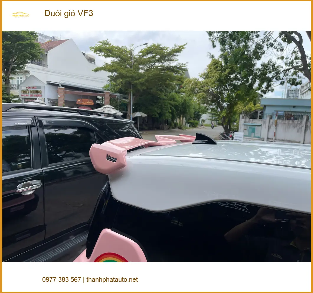 Chị Thư lắp đuôi gió VinFast VF3 tại Quận 7 tăng nét cá tính và ổn định xe.