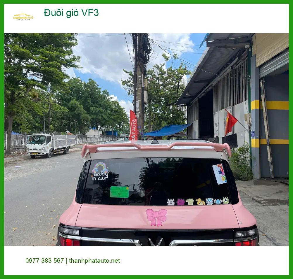 Chị Thảo lắp đuôi gió cho VinFast VF3 tại Quận 1 tìm kiếm phong cách riêng