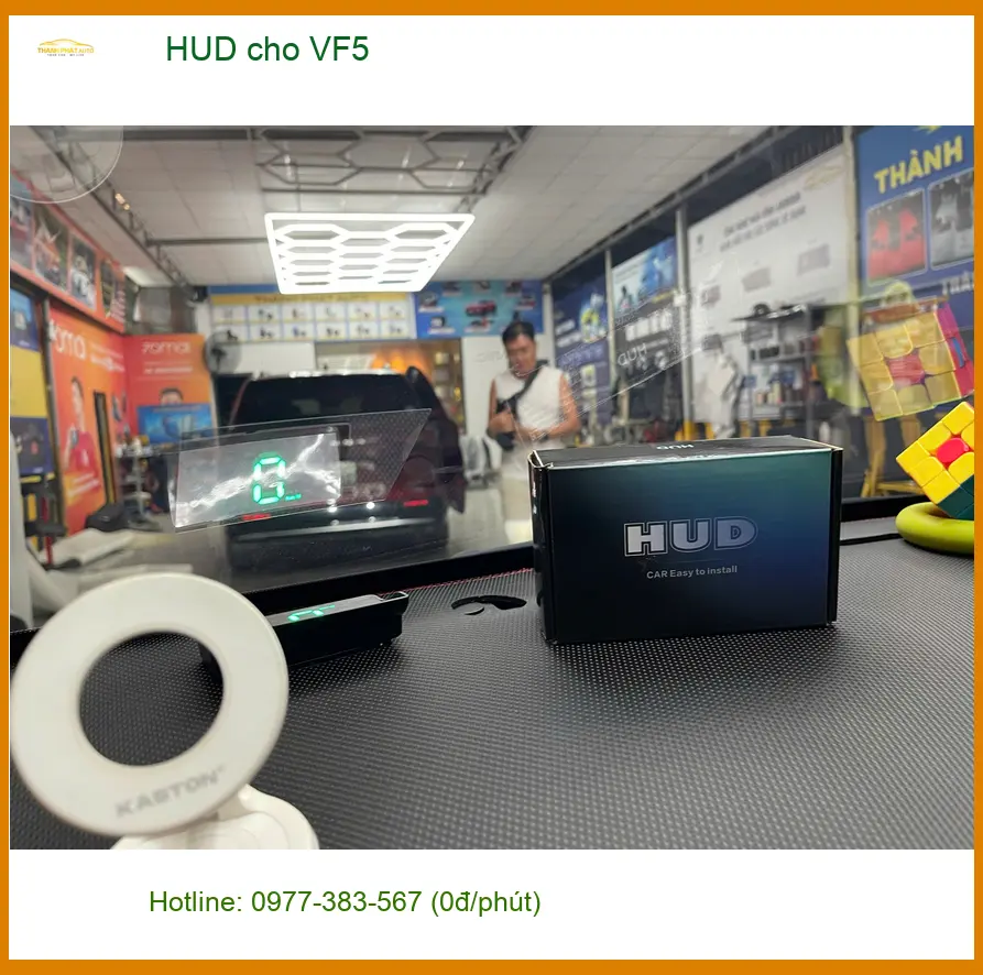 Chú Dũng lắp HUD cho VinFast VF5 tại Quận 2 để lái xe an toàn hơn