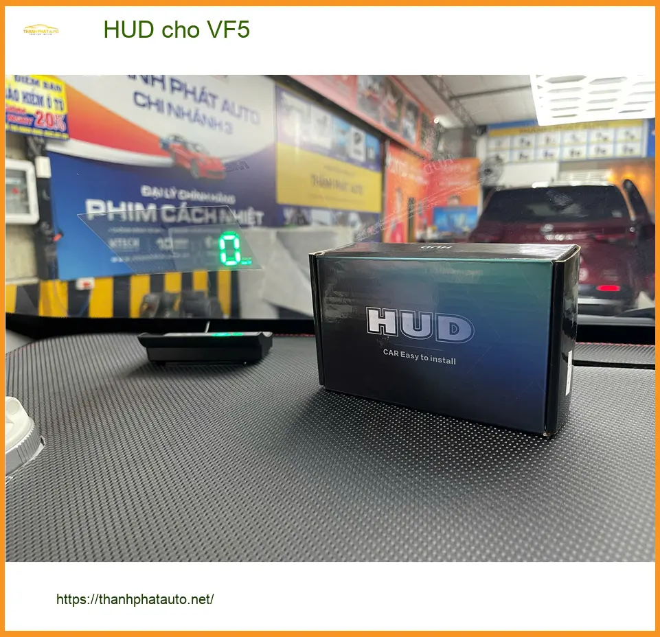 Chú Dũng lắp HUD cho VinFast VF5 tại Quận 2 để lái xe an toàn hơn ảnh thực tế 3