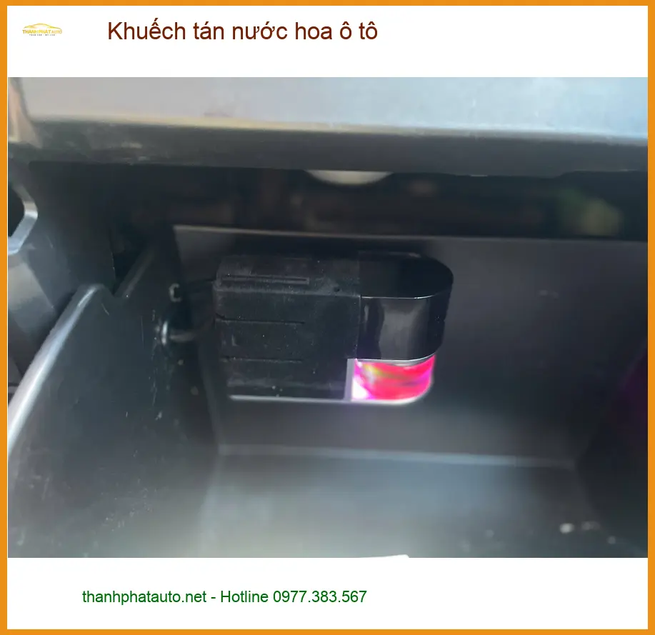 Anh Kiên lắp Khuếch tán nước hoa ô tô cho Hyundai Elantra tại Quận 1 khử mùi hiệu quả