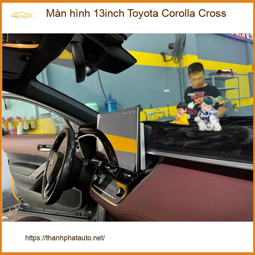 Anh Tùng lắp màn hình 13inch cho Toyota Corolla Cross tại Quận 2 vì màn zin quá nhỏ