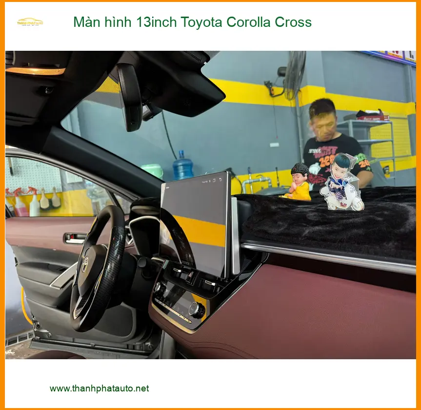 Chú Tấn lắp màn hình 13inch Toyota Corolla Cross tại Hóc Môn vì màn zin lỗi thời