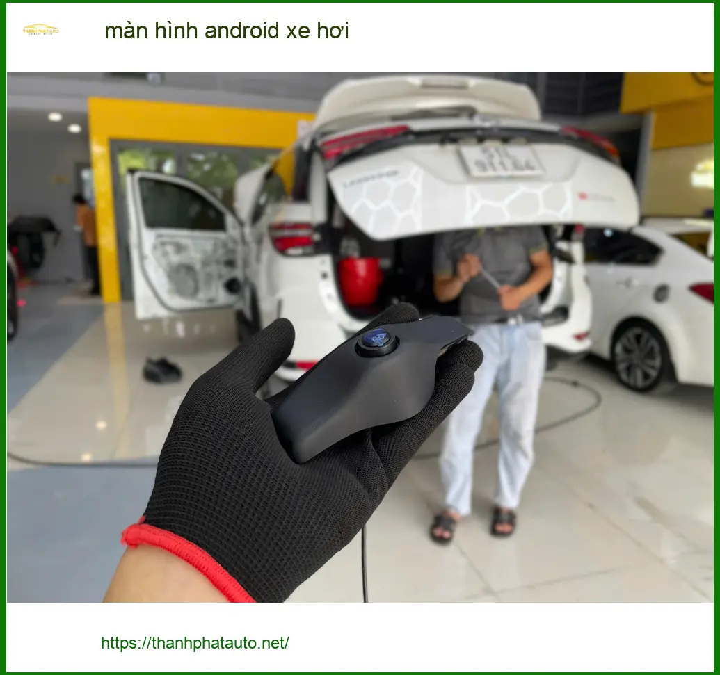 Anh Duy nâng cấp màn hình Android xe hơi cho Ford Everest tại Quận 2 để trải nghiệm công nghệ mới