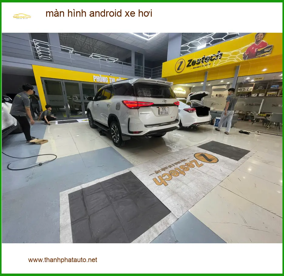 Chị Thúy lắp màn hình Android xe hơi cho Toyota Raize tại Quận Gò Vấp