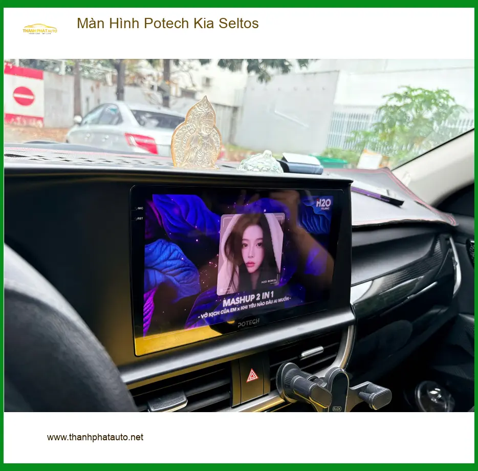 Cô Thảo nâng cấp Màn Hình Potech cho Kia Seltos tại Quận Tân Bình để có trải nghiệm lái xe hiện đại hơn.